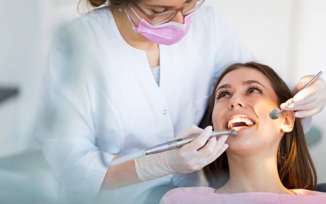 How a Cosmetic Dentist in Tempe Detects Early Signs of Oral Cancer